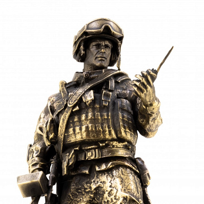 "Инженер военный" (17см.) фигура из бронзы на камне