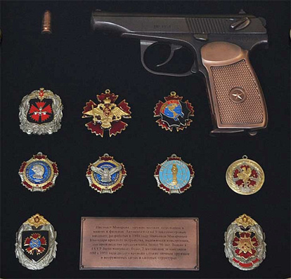 Панно с пистолетом Макарова и знаками ГРУ