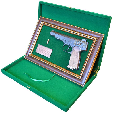 Панно с пистолетом "Стечкин" 37х25 см