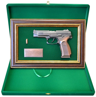Панно с пистолетом "Ярыгин" 37х25 см