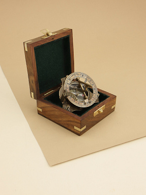 Морской компас в деревянном футляре, Ø8 см.