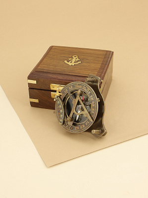 Морской компас в деревянном футляре, Ø8 см.