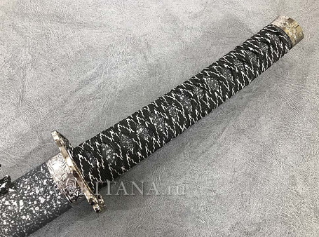 Самурайский меч (вакидзаси) на подставке