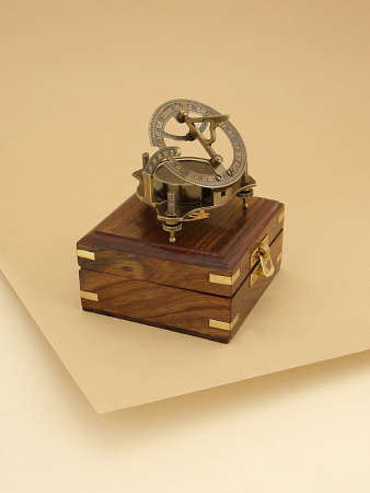 Морской компас в деревянном футляре, Ø8 см.