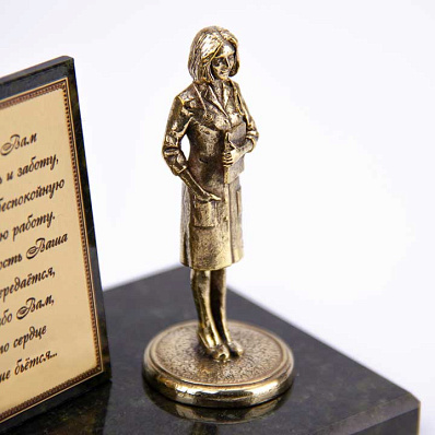 Статуэтка (бронза) на камне "Врач женщина"