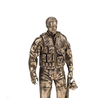 "Летчик ВВС России" (17см.) фигура из бронзы на камне