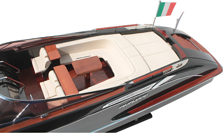 Модель катера "Riva Rivamare" 84 см