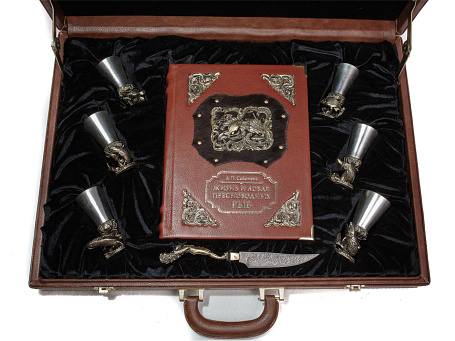 Книга "Жизнь и ловля пресноводных рыб" Л.П. Сабанеев в наборе с лафитниками "Рыбалка" + нож