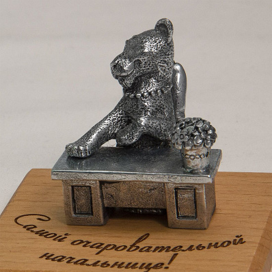 Эмоции в подарок "Самой очаровательной начальнице!" (львица за столом)