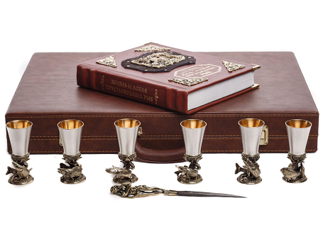 Книга "Жизнь и ловля пресноводных рыб" Л.П. Сабанеев в наборе с лафитниками "Рыбалка" + нож